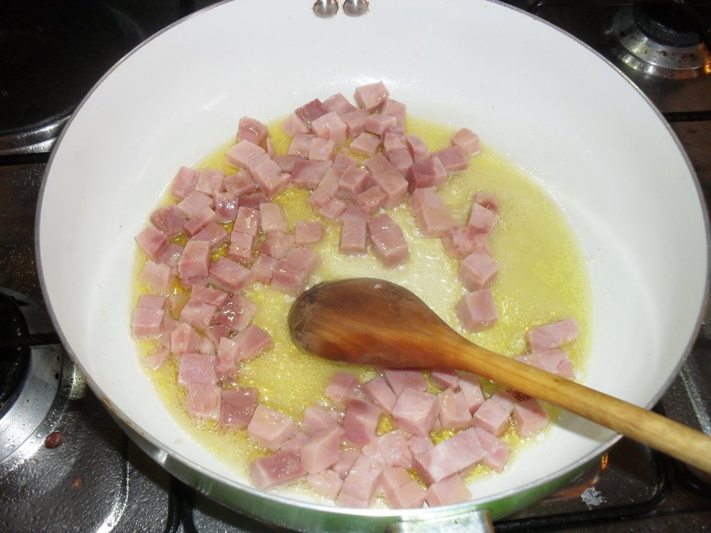 Penne prosciuto, piseli (penne cu smintina, sunca si mazare)