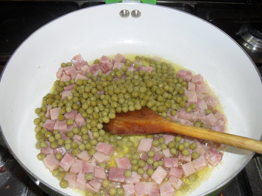 Penne prosciuto, piseli (penne cu smintina, sunca si mazare)