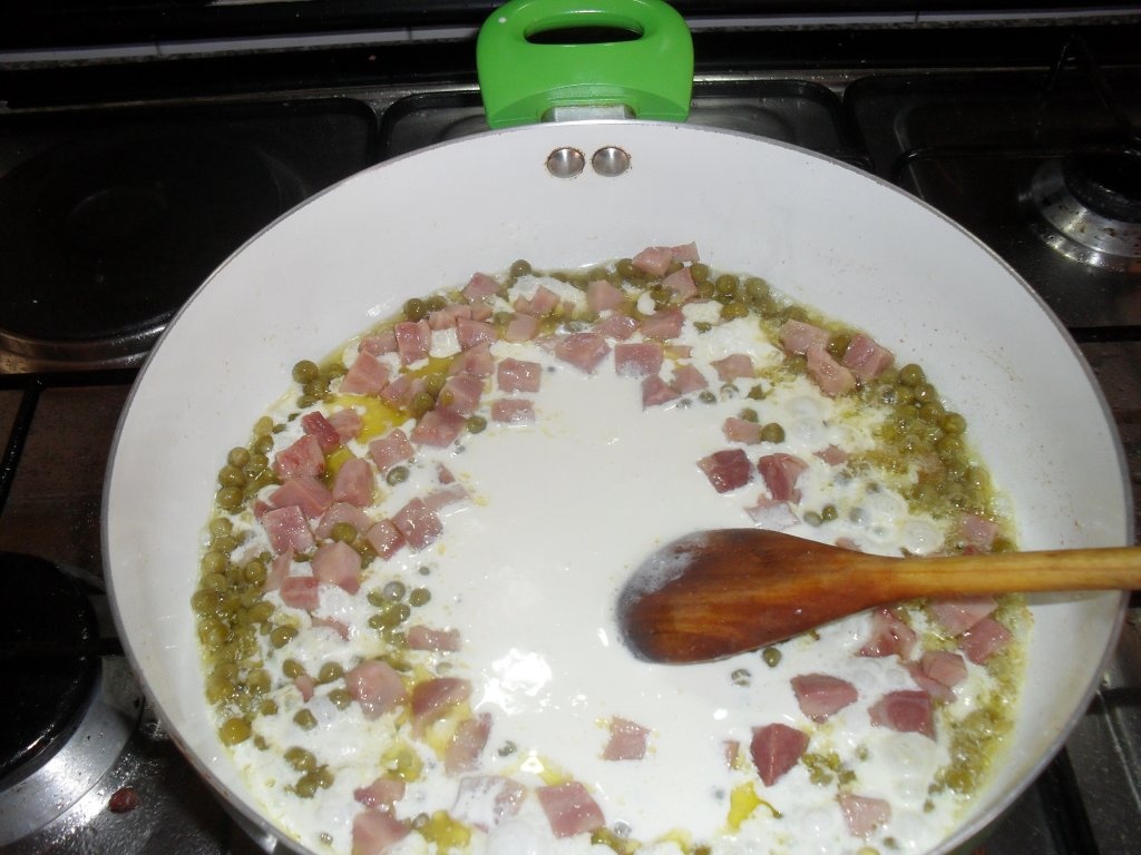 Penne prosciuto, piseli (penne cu smintina, sunca si mazare)