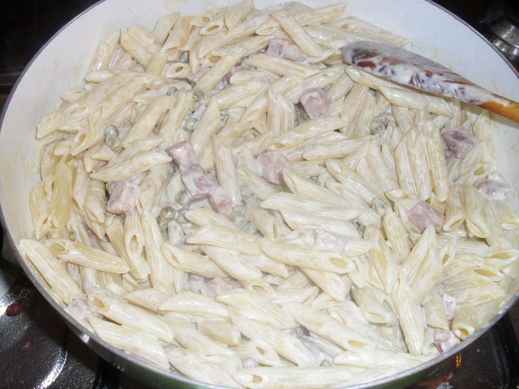 Penne prosciuto, piseli (penne cu smintina, sunca si mazare)