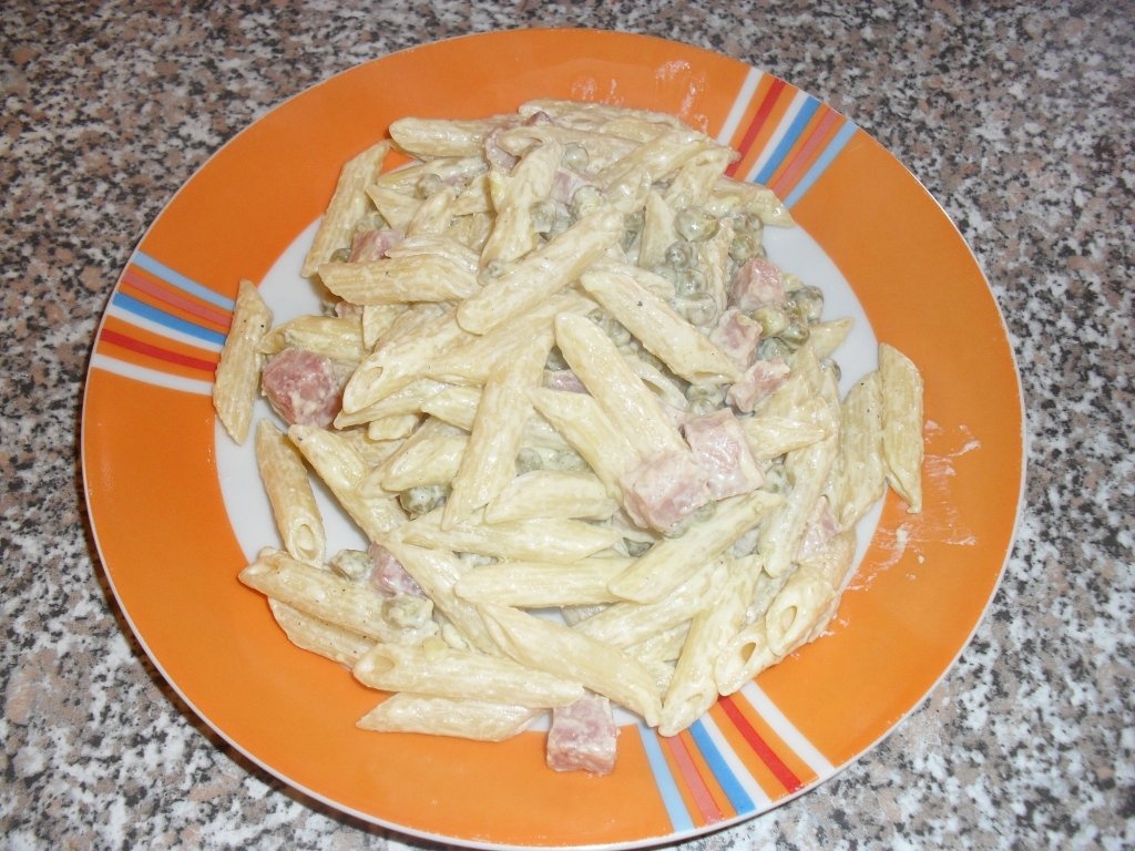 Penne prosciuto, piseli (penne cu smintina, sunca si mazare)