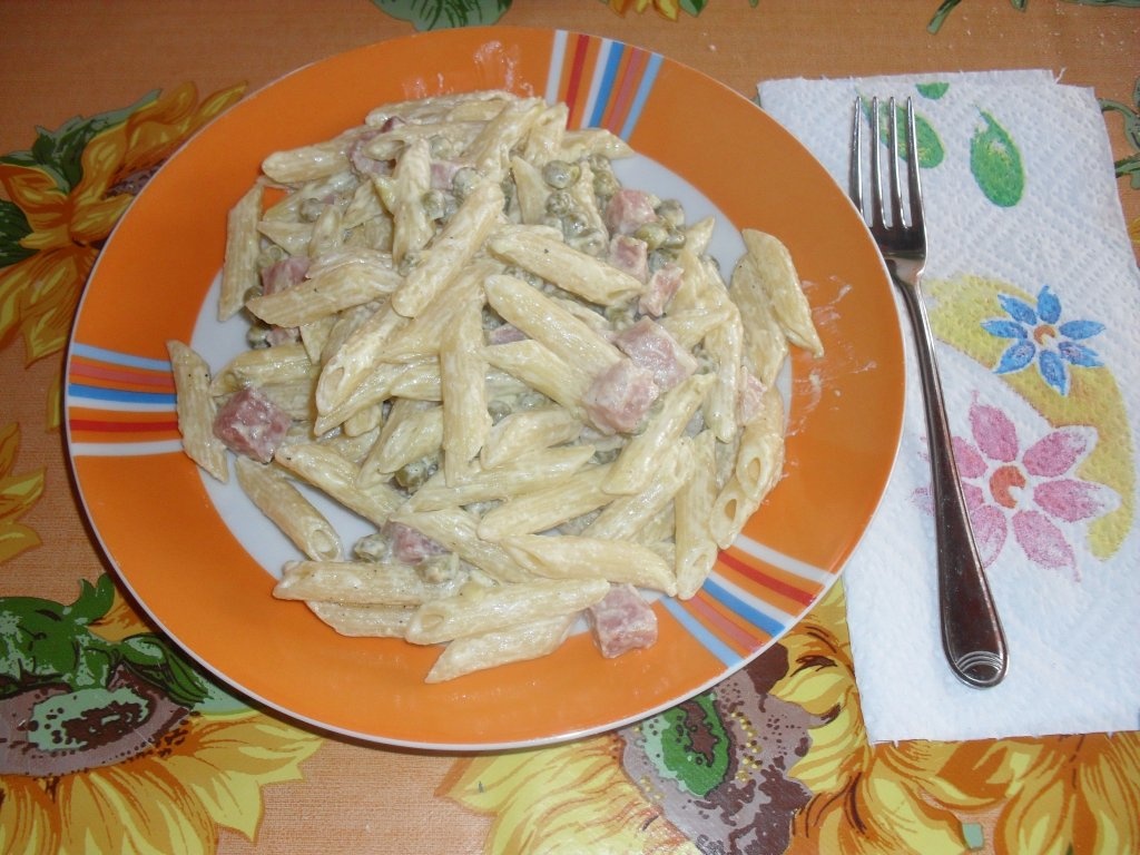 Penne prosciuto, piseli (penne cu smintina, sunca si mazare)