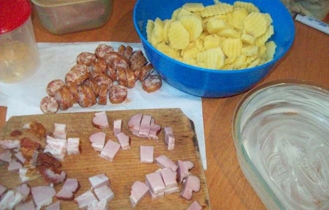 Cartofi la cuptor cu kaiser si carnati