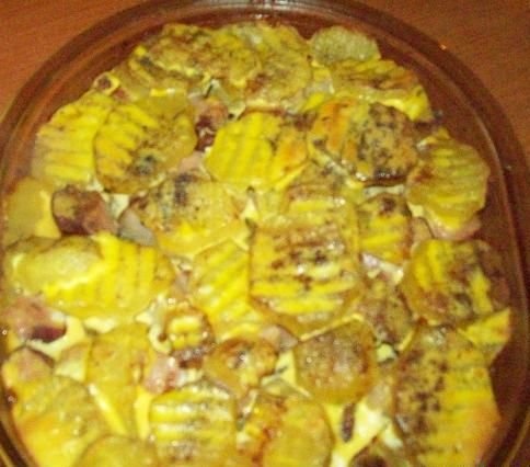 Cartofi la cuptor cu kaiser si carnati