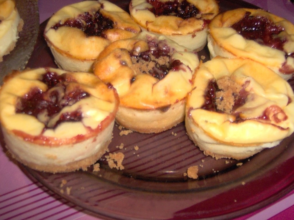 Prajiturele din branza cu amestec de gem