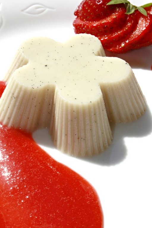 Panna cotta cu sos de capsuni