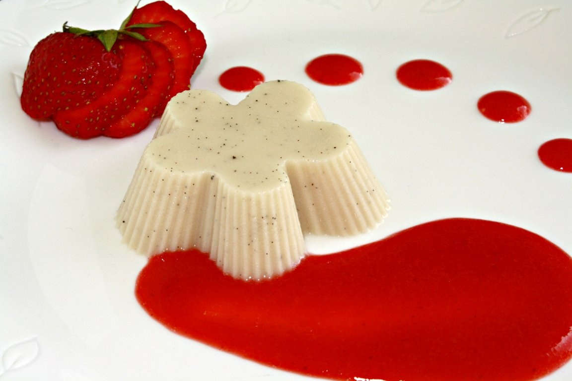 Panna cotta cu sos de capsuni