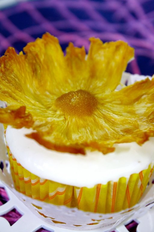 Cupcakes cu mascarpone si flori din ananas