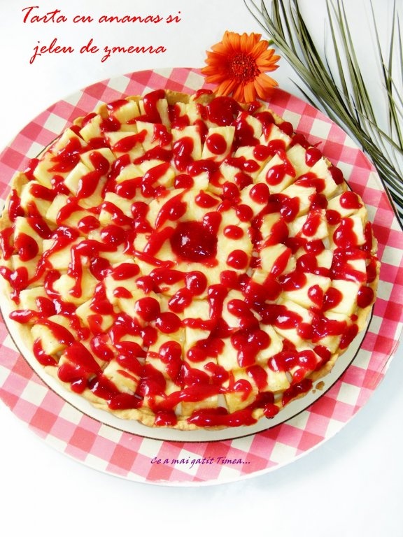 Tarta cu ananas si jeleu de zmeura