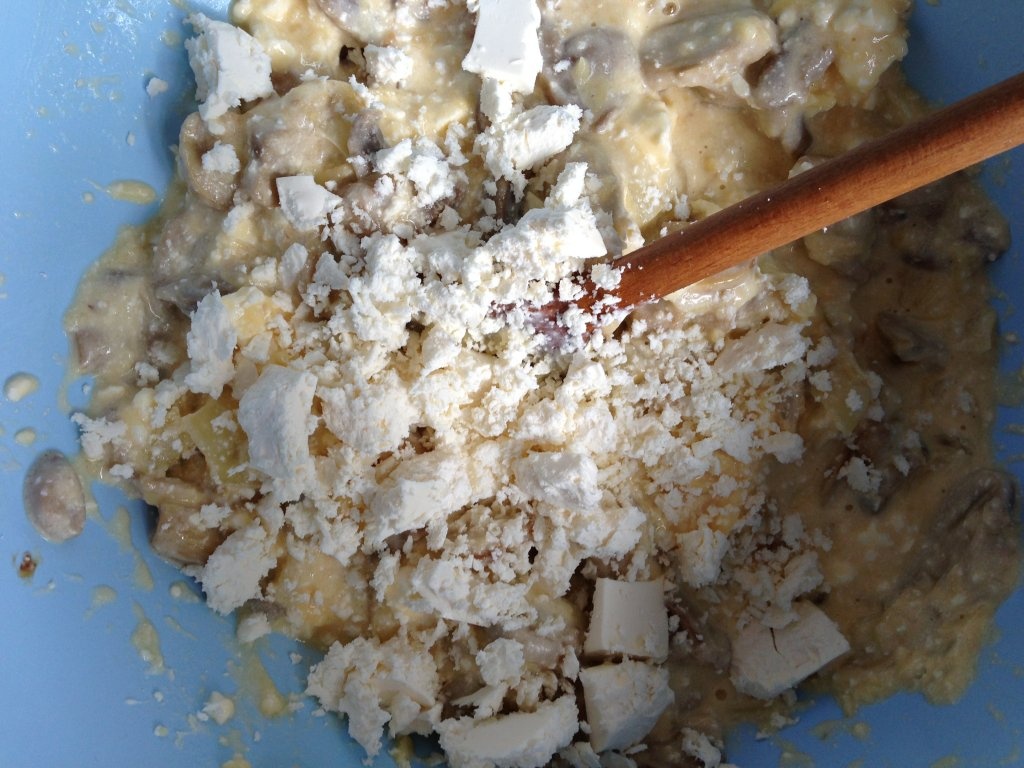 Placinta cu pui, ciuperci si branza