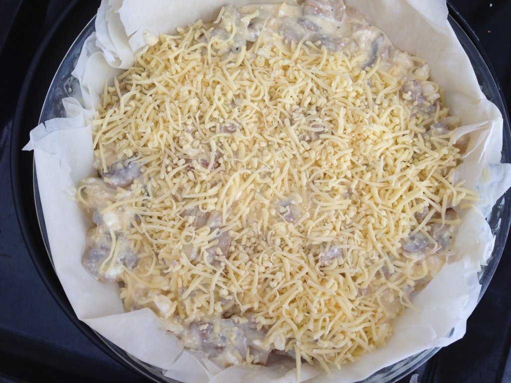 Placinta cu pui, ciuperci si branza