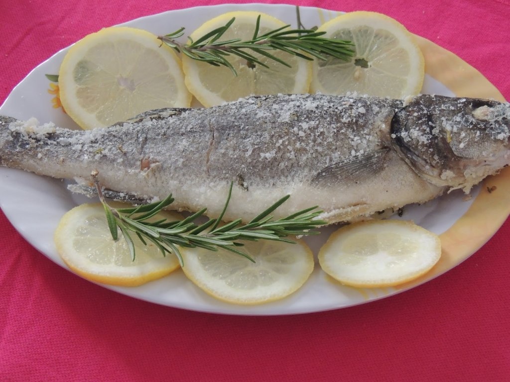 Biban de mare, la cuptor, in crusta de sare si ierburi