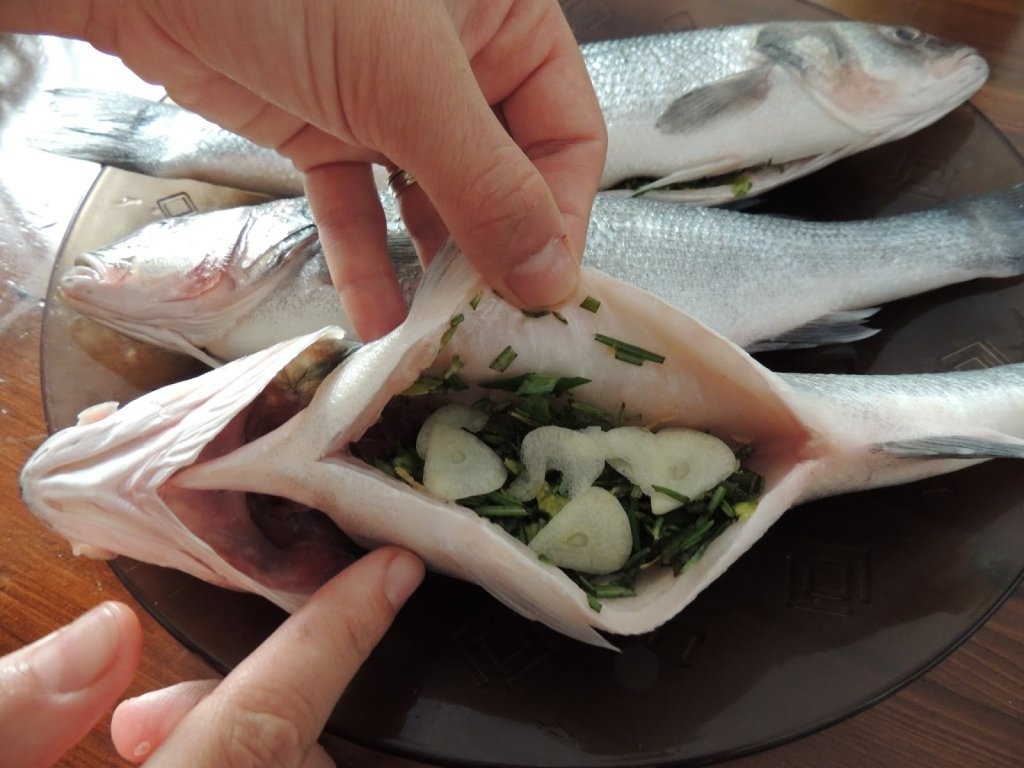 Biban de mare, la cuptor, in crusta de sare si ierburi