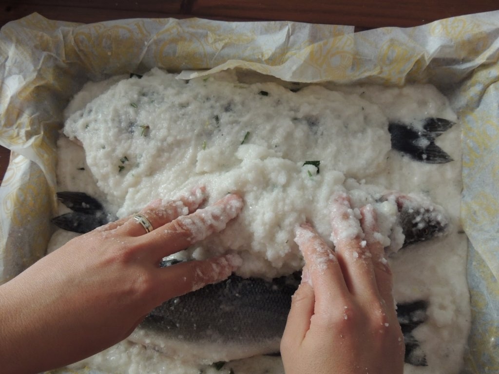 Biban de mare, la cuptor, in crusta de sare si ierburi