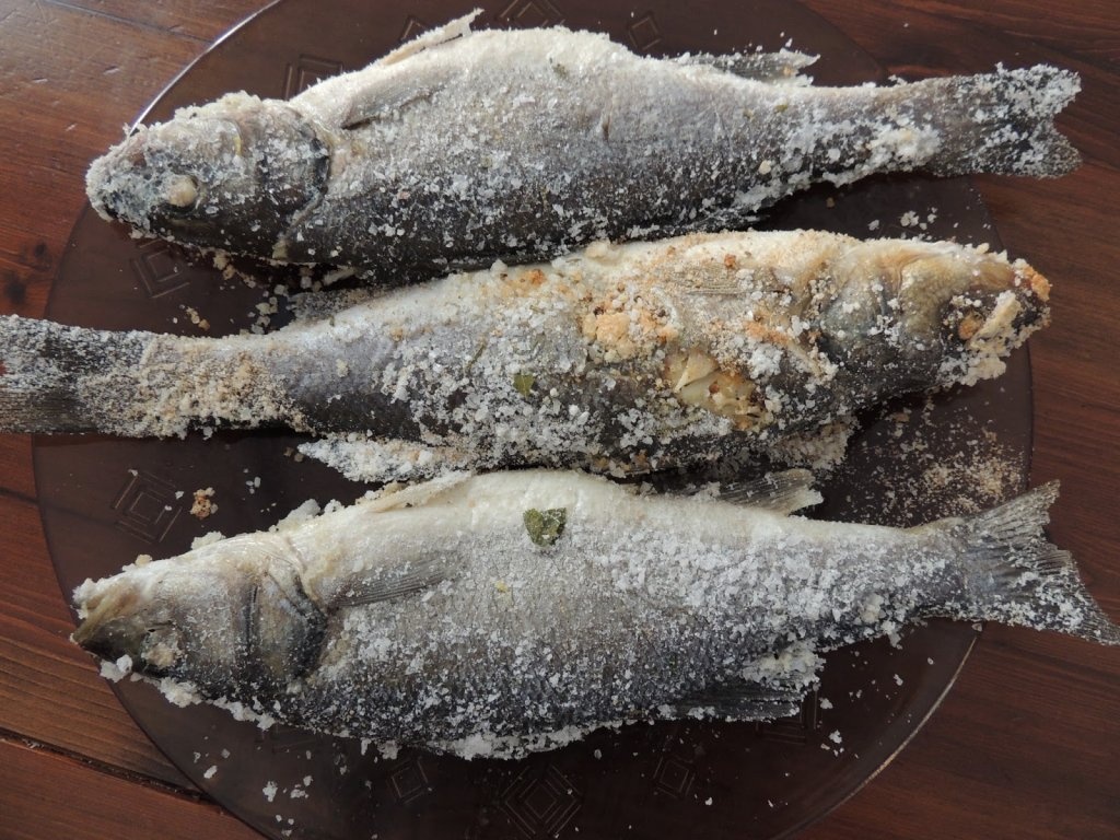 Biban de mare, la cuptor, in crusta de sare si ierburi