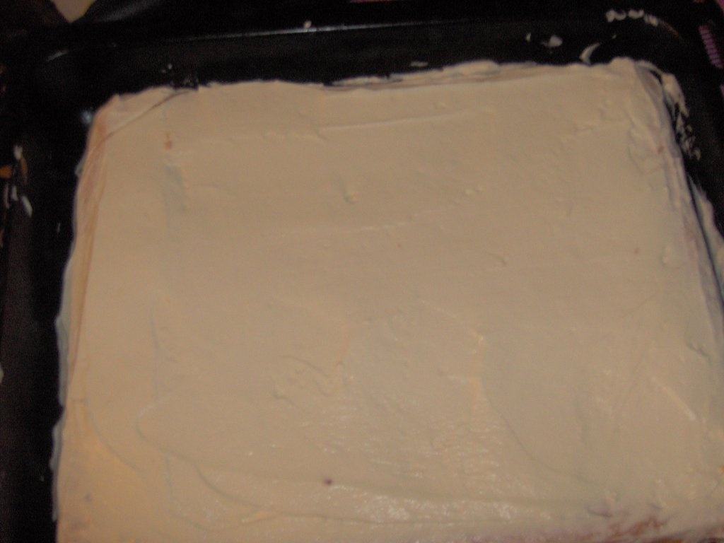 Torta cu crema de vanilie si prajitura stil cremsnit