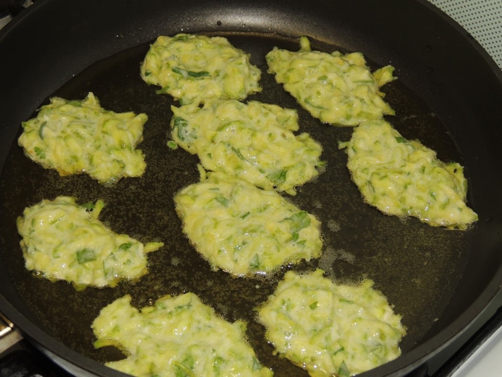 Frigarui cu cartofi prajiti, chiftele de zucchine si sos