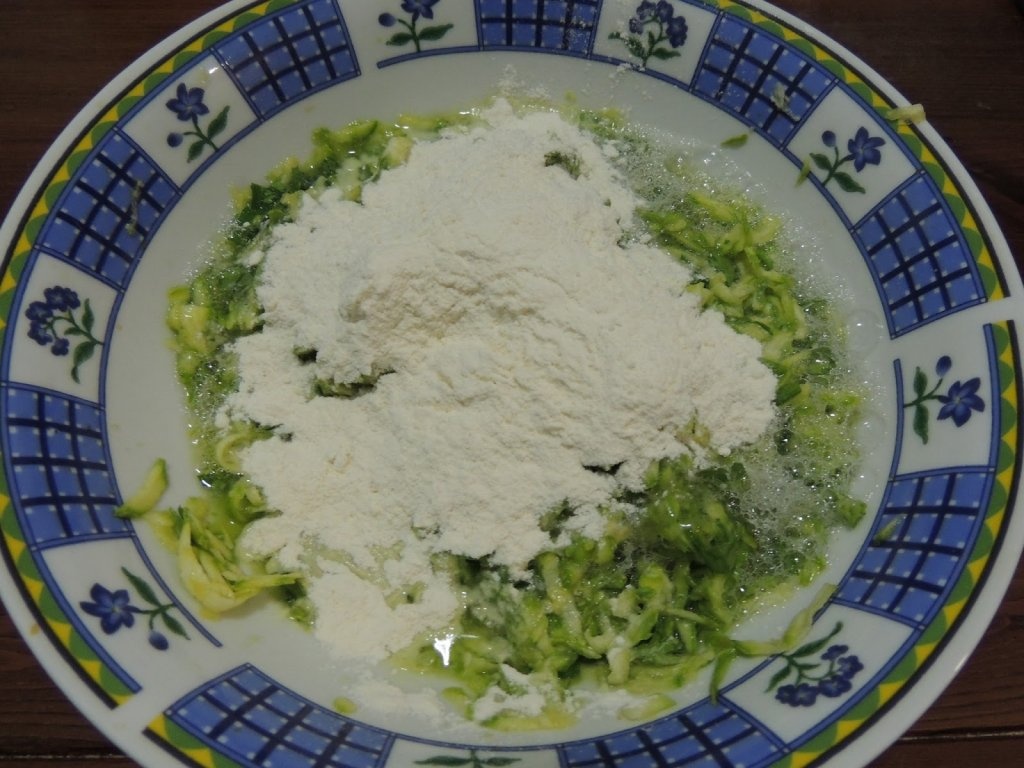 Frigarui cu cartofi prajiti, chiftele de zucchine si sos