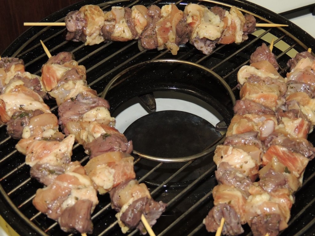 Frigarui cu cartofi prajiti, chiftele de zucchine si sos