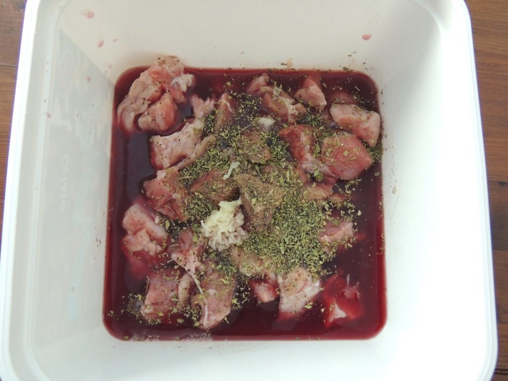 Frigarui cu cartofi prajiti, chiftele de zucchine si sos