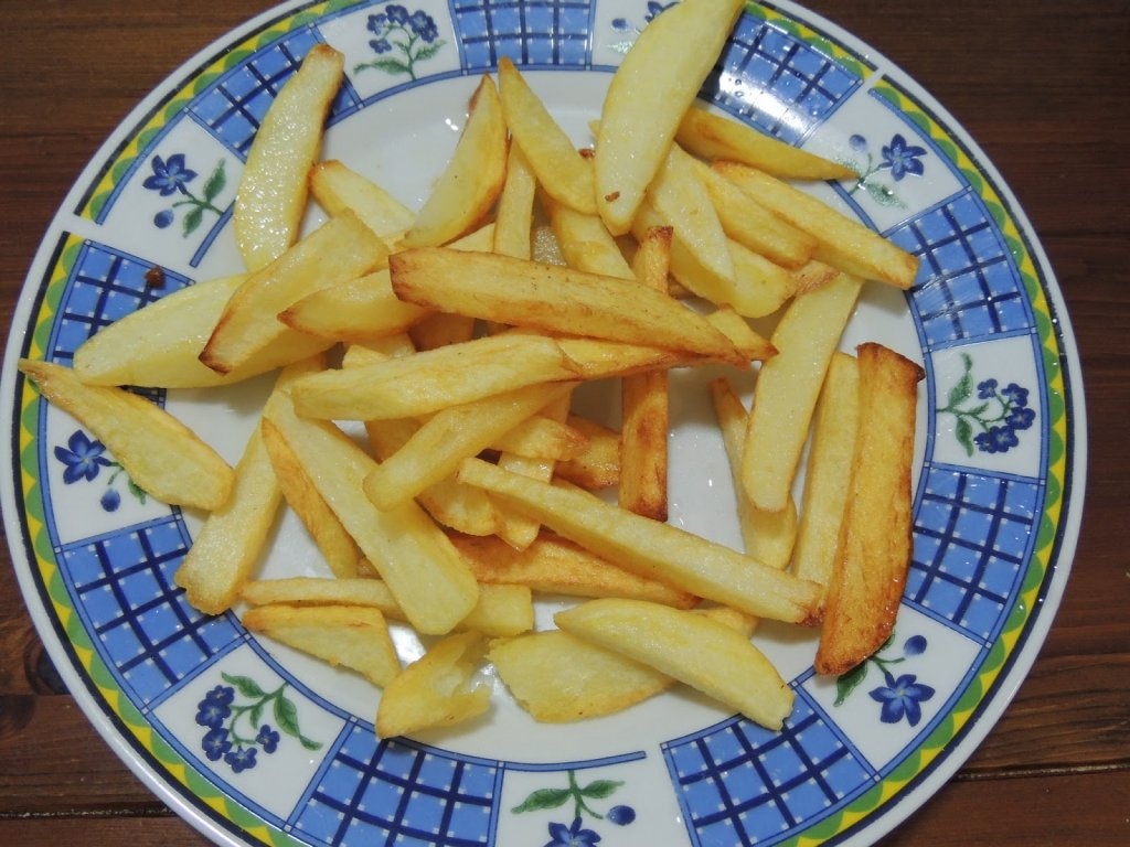 Frigarui cu cartofi prajiti, chiftele de zucchine si sos