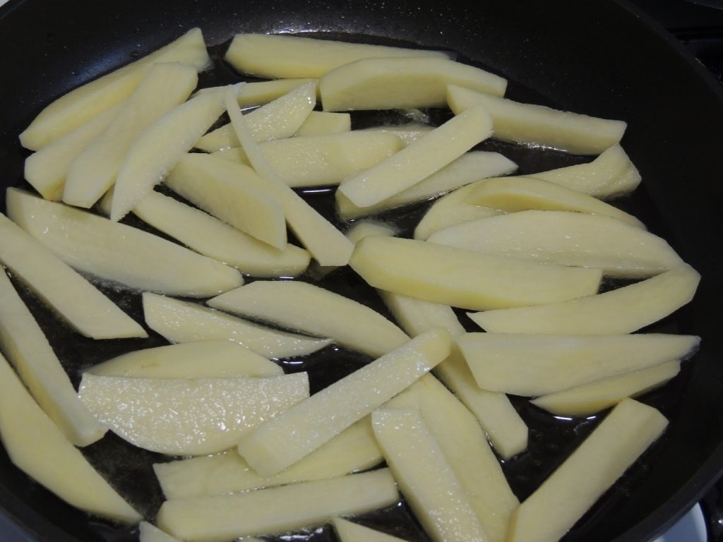 Frigarui cu cartofi prajiti, chiftele de zucchine si sos