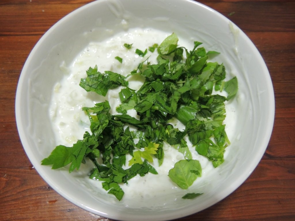 Frigarui cu cartofi prajiti, chiftele de zucchine si sos