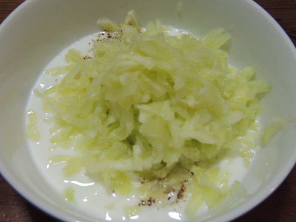 Frigarui cu cartofi prajiti, chiftele de zucchine si sos