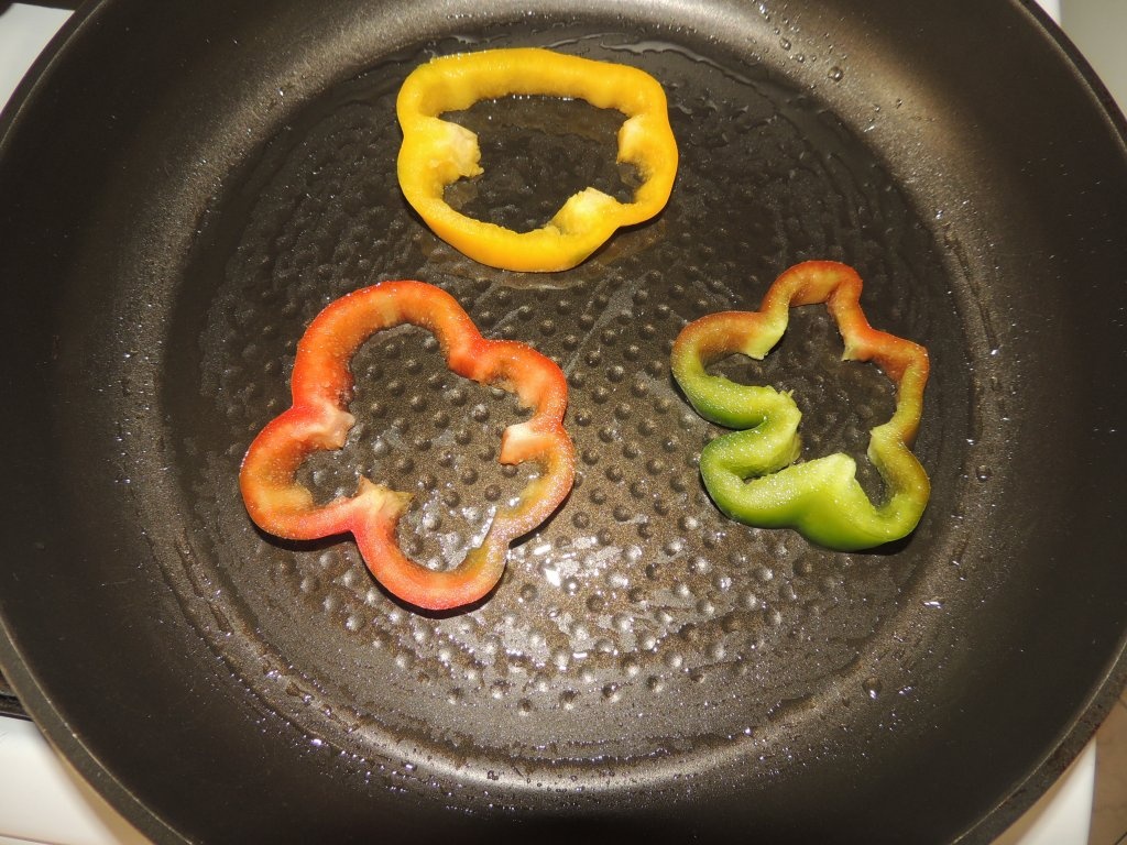 Mic-dejun cu oua in ardei