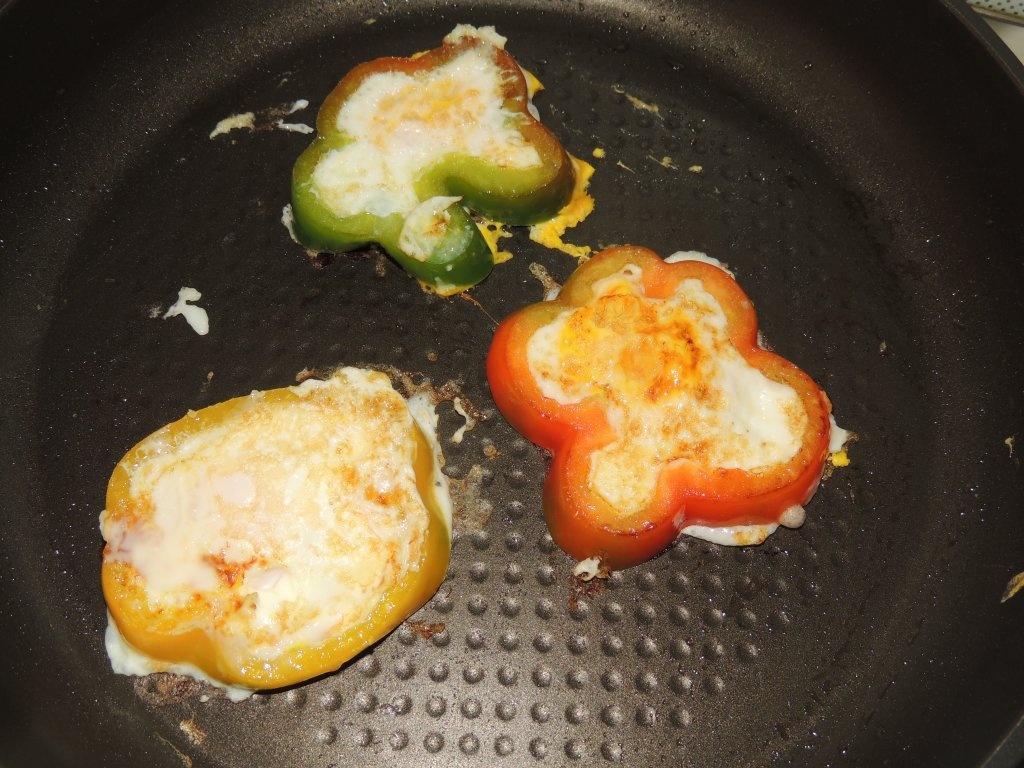 Mic-dejun cu oua in ardei