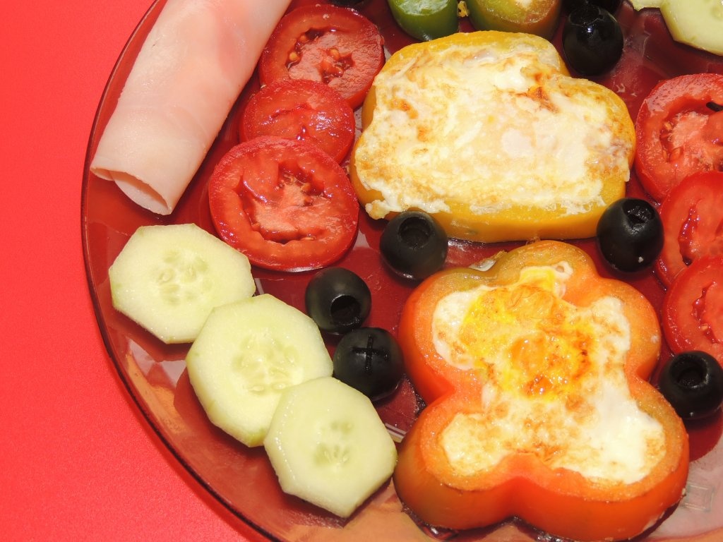 Mic-dejun cu oua in ardei