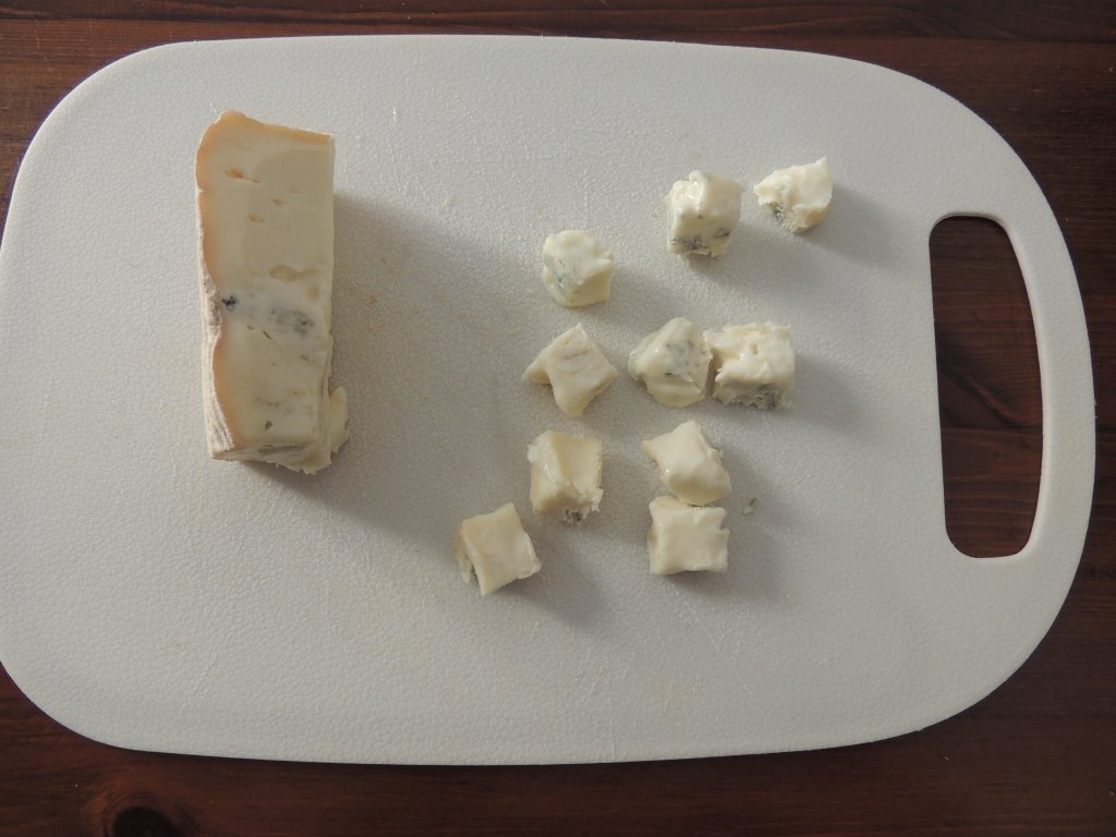 Pranz rapid cu gorgonzola, rosii si masline