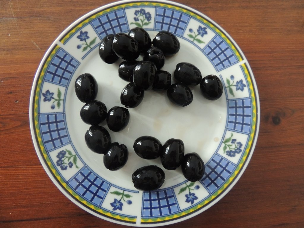 Pranz rapid cu gorgonzola, rosii si masline