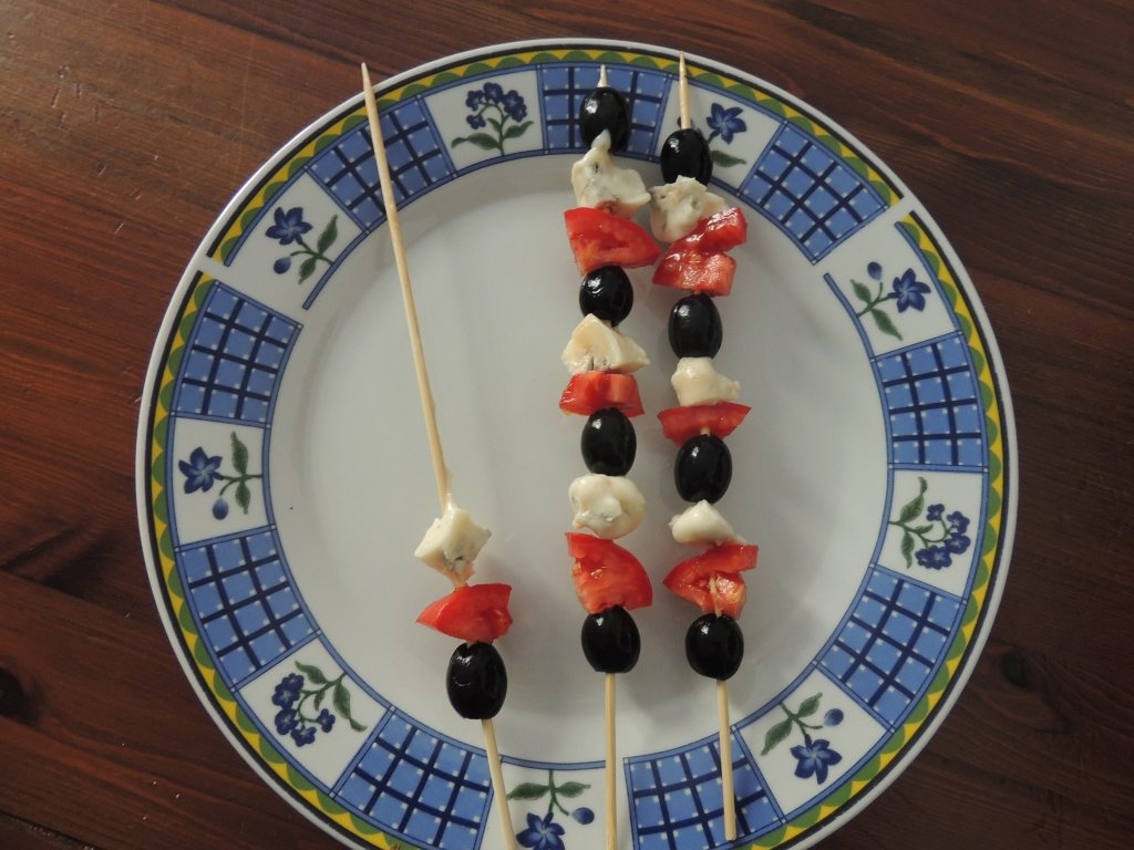 Pranz rapid cu gorgonzola, rosii si masline