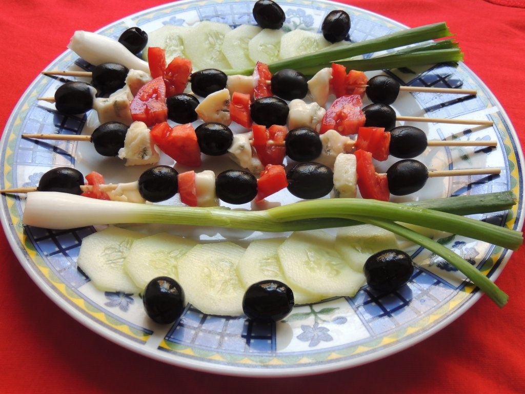 Pranz rapid cu gorgonzola, rosii si masline