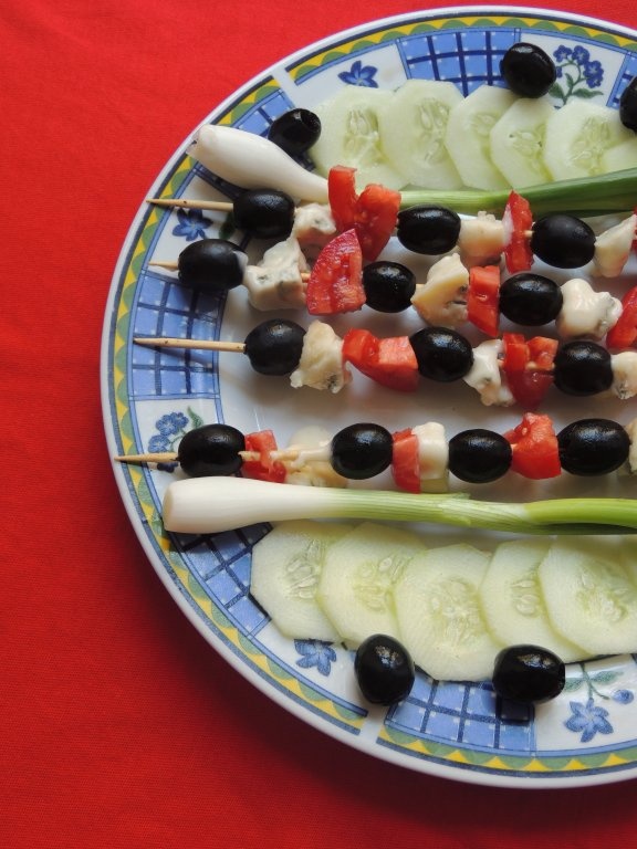 Pranz rapid cu gorgonzola, rosii si masline