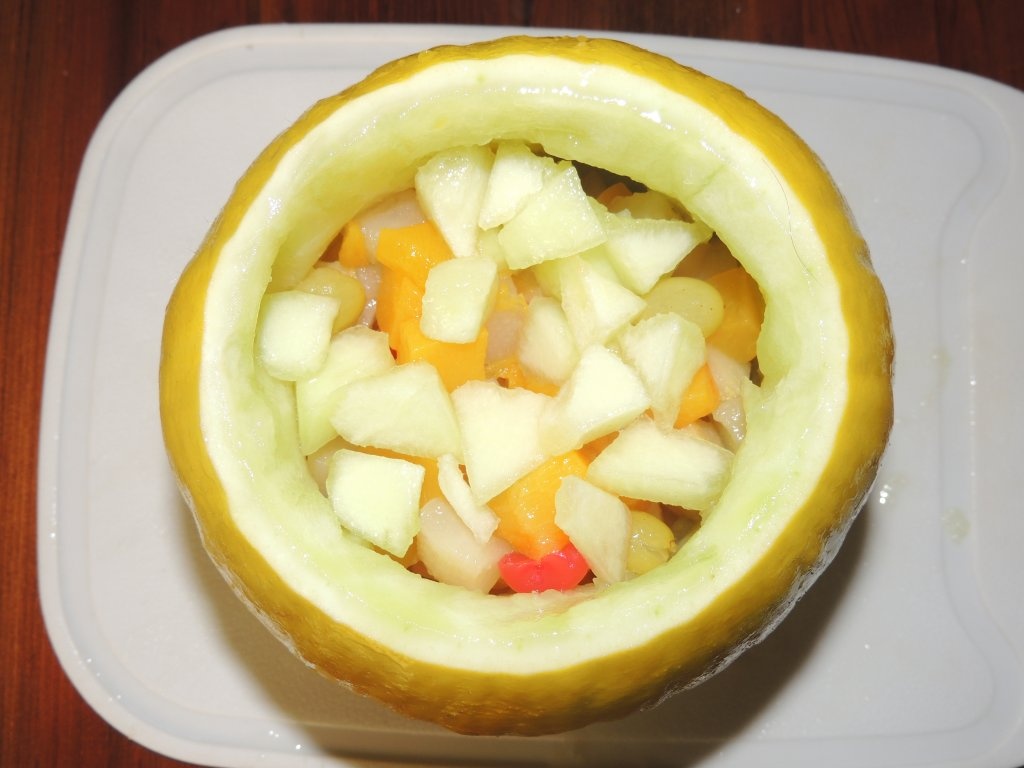 Pepene galben, umplut cu fructe