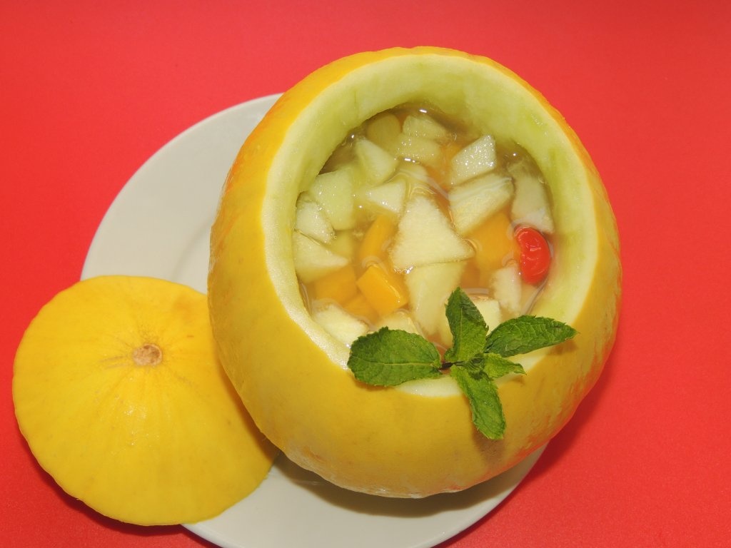 Pepene galben, umplut cu fructe