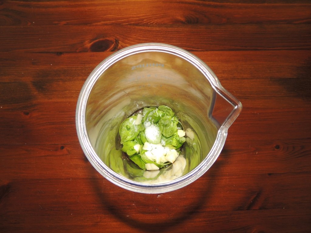 Paste cu sos  pesto , facut in casa