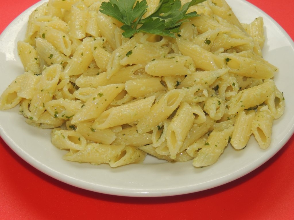 Paste cu sos  pesto , facut in casa