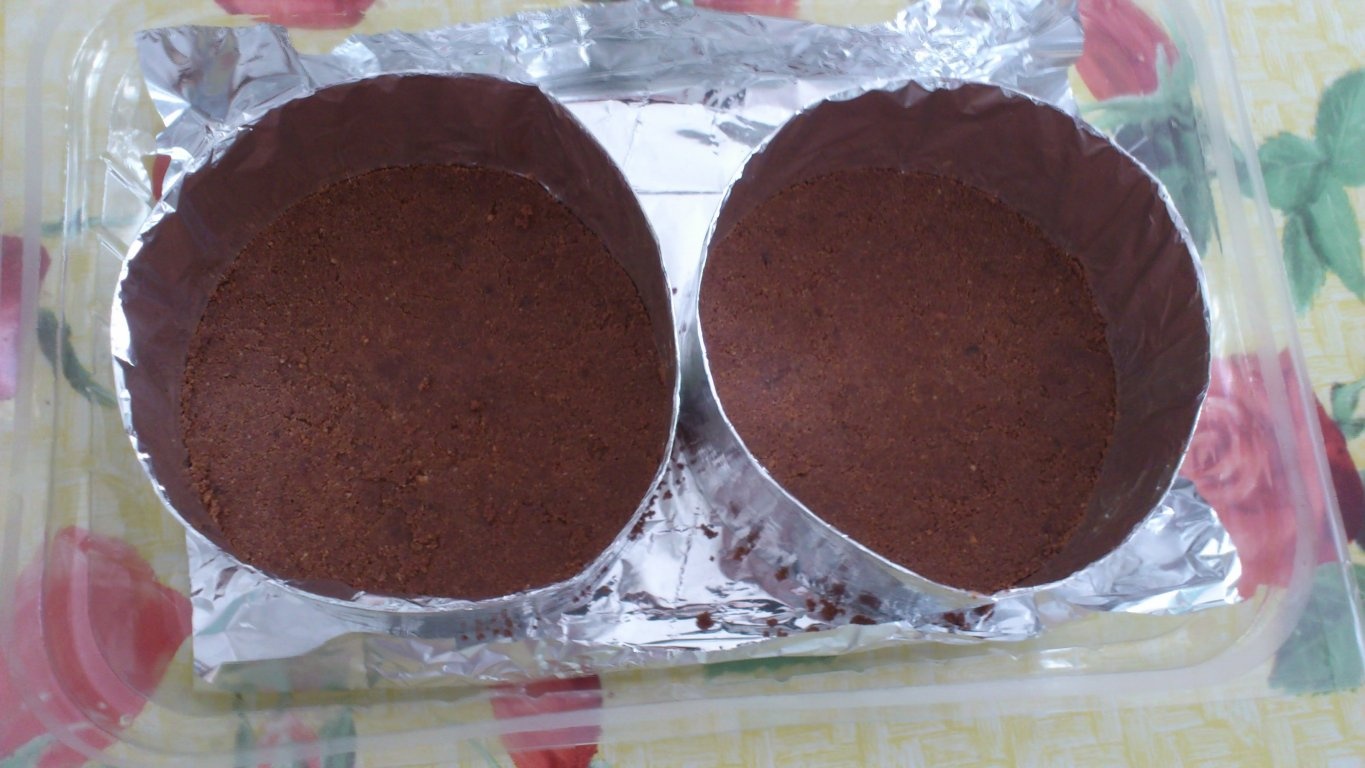 Tort rece cu iaurt de fructe,frisca si zmeura