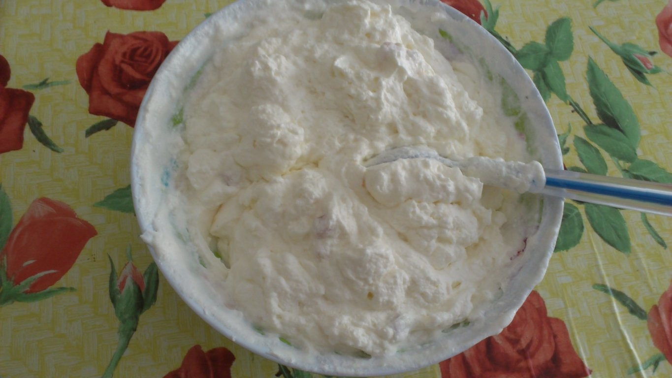 Tort rece cu iaurt de fructe,frisca si zmeura