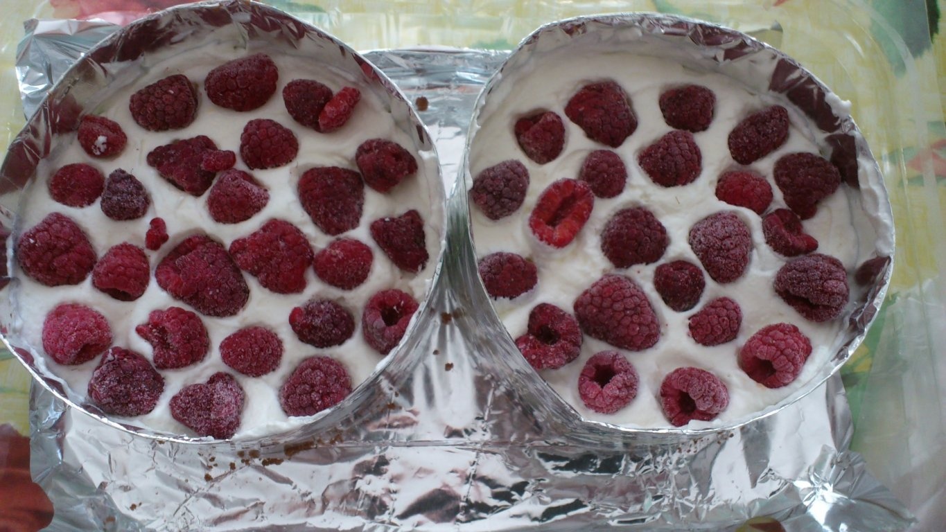 Tort rece cu iaurt de fructe,frisca si zmeura