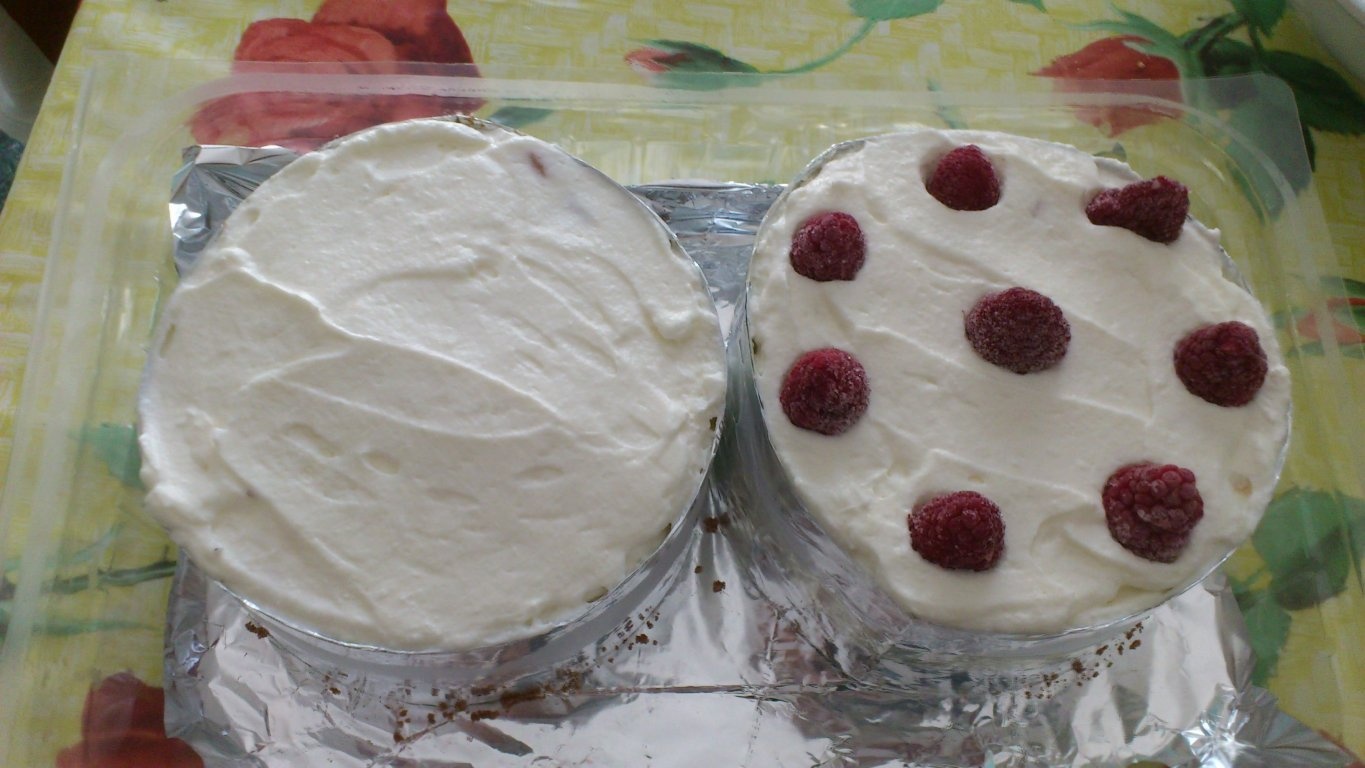 Tort rece cu iaurt de fructe,frisca si zmeura