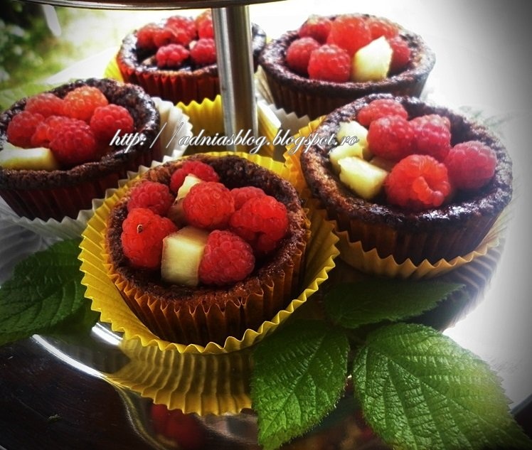 Basket muffins cu zmeura si ananas