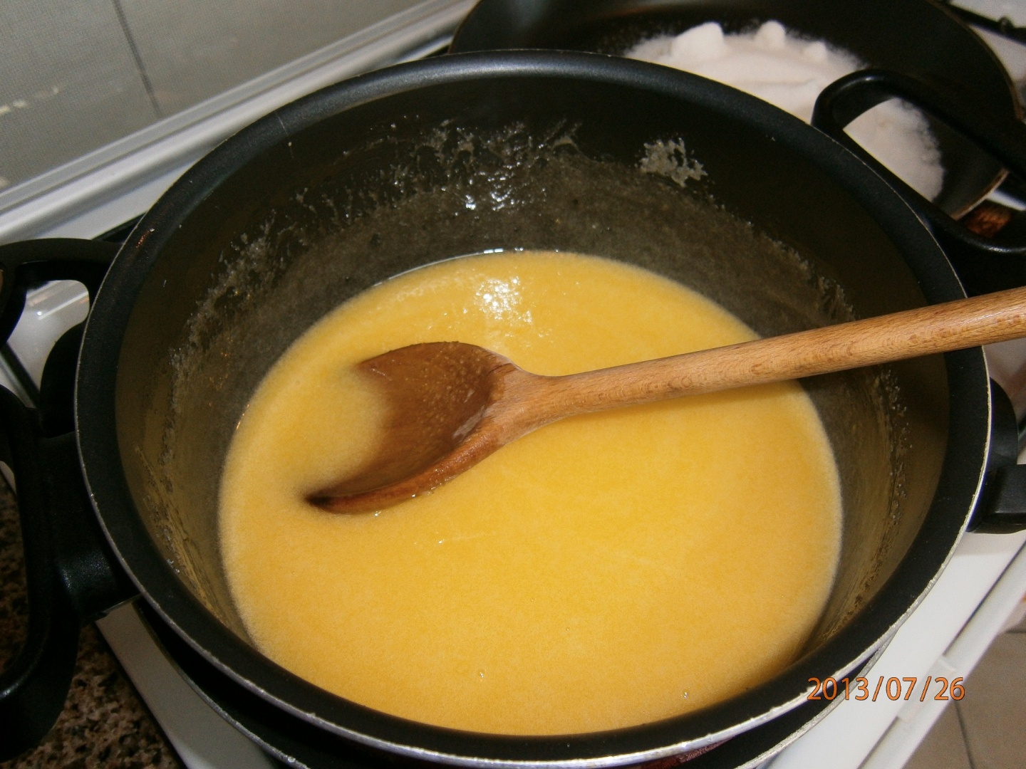 Napolitane umplute cu crema de caramel cu nuca