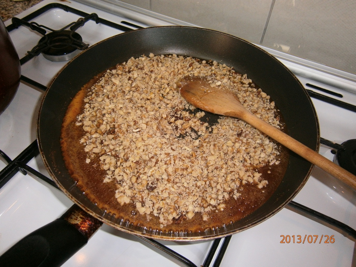 Napolitane umplute cu crema de caramel cu nuca