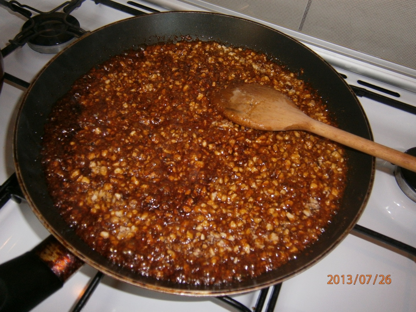 Napolitane umplute cu crema de caramel cu nuca