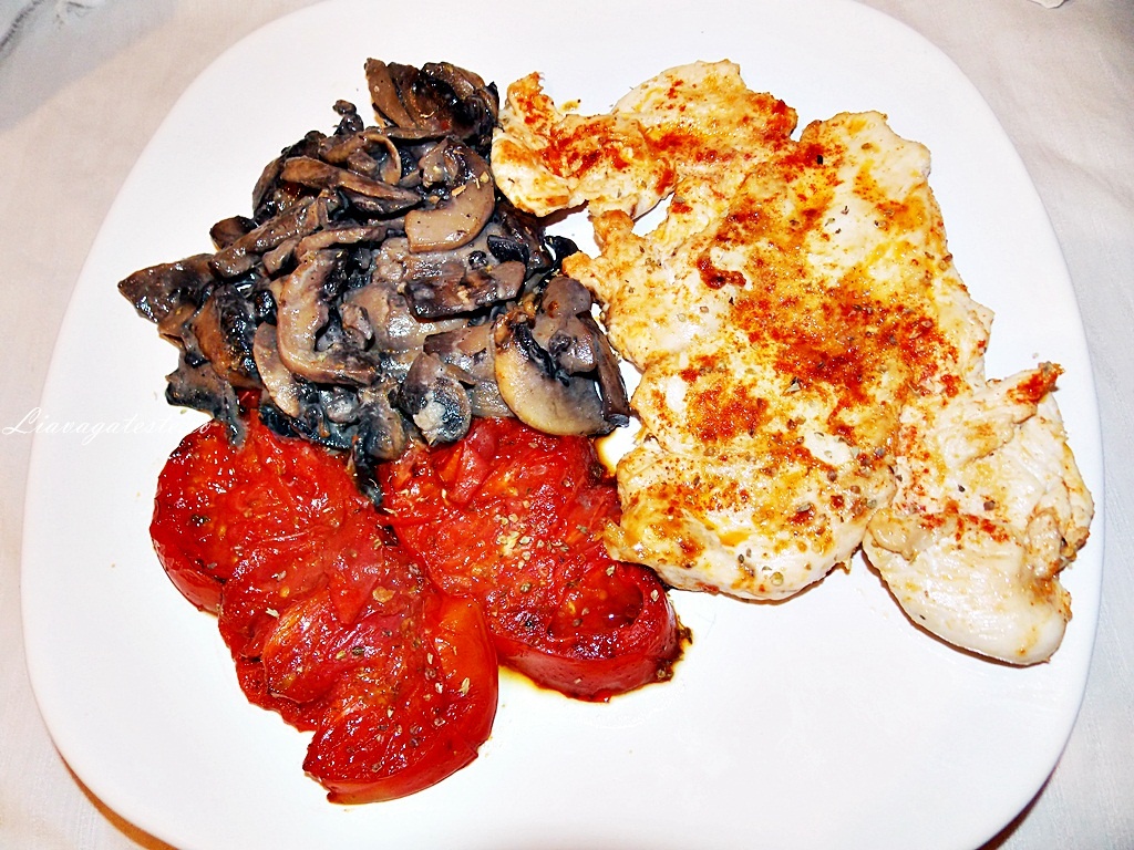 Piept de pui la gratar cu ciuperci si rosii