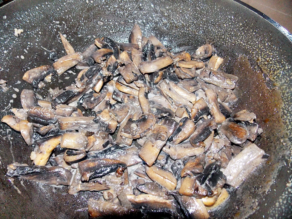 Piept de pui la gratar cu ciuperci si rosii